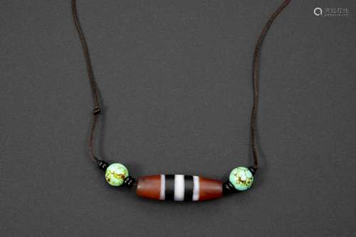 old Himalayan dzi stone and two beads of Tibetan turquoise - - HIMALAYA-GEBIEDEN [...]