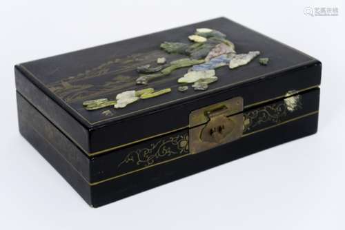 Chinese jewelry box in black lacquer incrusted with jade and ivory - - Chinees [...]