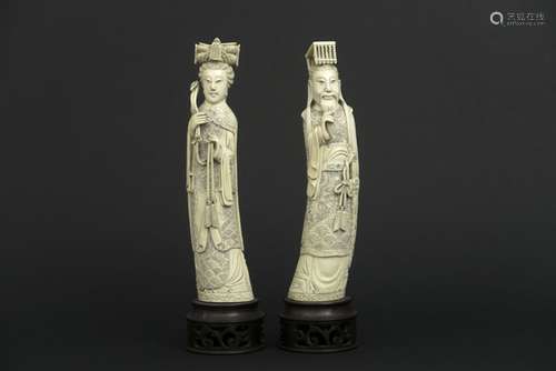 pair of Chinese sculptures in ivory - - Paar oude Chinese sculpturen in ivoor : [...]