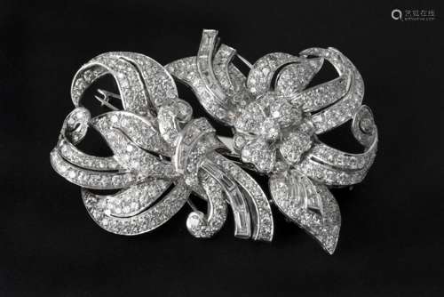 beautiful late Art Deco brooch with an typical design in two parts - in platinum [...]