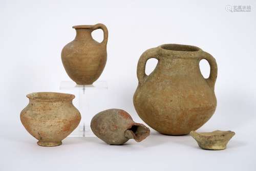 Syrian tomb find in earthenware with 3 'intact' and two broken pitchers - - [...]