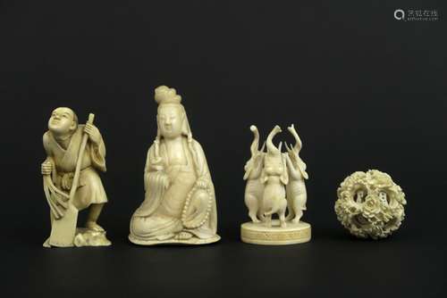 three small oriental sculptures in ivory - - Lot van drie kleine Oosterse [...]