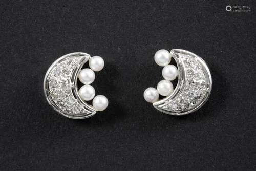 pair of earrings in white gold (18 carat) with small pearls and ca 0,40 carat of high [...]