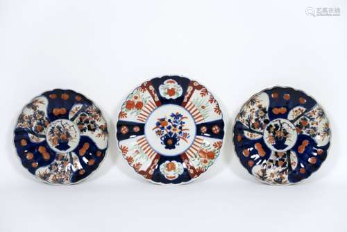 3 antique Japanese dishes in porcelain - - Lot (3) antiek Japans porselein uit de [...]
