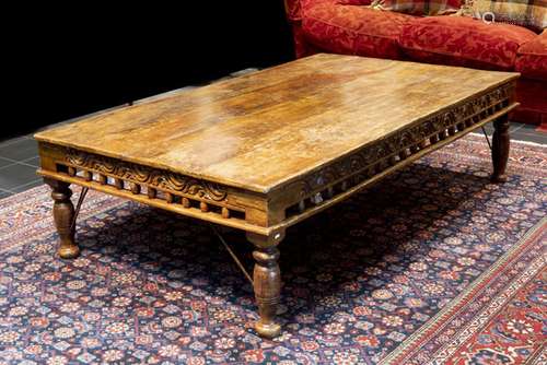 antique oriental (opium ?)bed - - Antieke Oosterse ligbank (opiumbed ?) met [...]