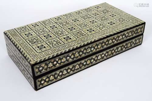 Backgammon game with its Syrian case in ebony, mother of pearl and ivory/bone - - [...]