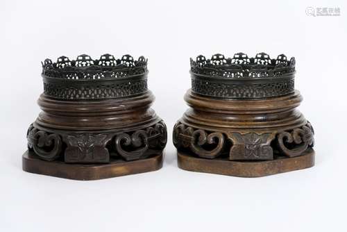 pair of antique Chinese vase stands in wood and bronze - - Paar antieke Chinese [...]