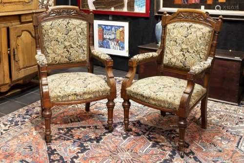 pair of 19th Cent. English armchairs in walnut - - Paar negentiende eeuwse Engelse [...]