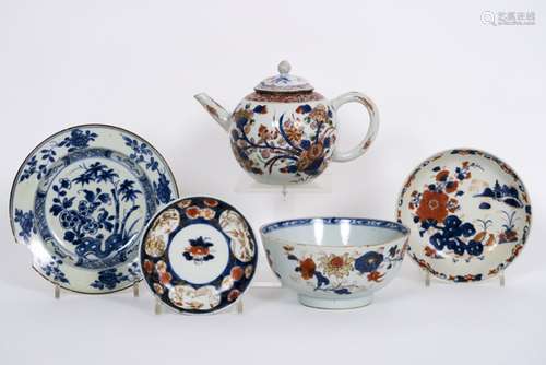 five pieces of 18th Cent. Chinese porcelain - - Lot (5) achttiende eeuws Chinees [...]