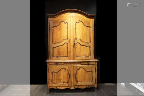 18th Cent. French cupboard in cherrywood - - Mooi achttiende eeuws Fransregionaal [...]