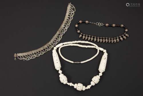 Congolese necklace in ivory and two necklaces from Jordan nomads - - Lot van twee [...]