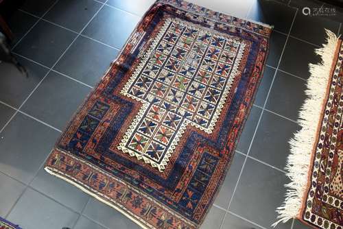 19th Cent. Beloutch praying rug in wool on wool - - 19de eeuws Beloutch bidtapijt [...]