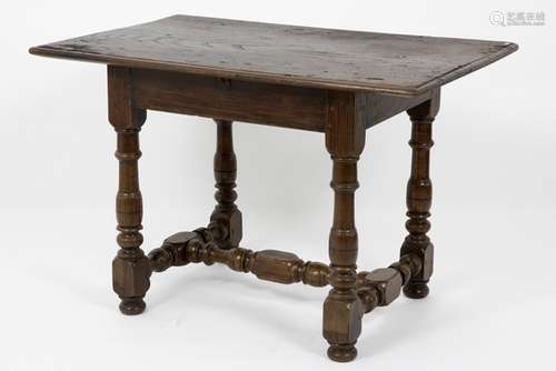 good 18th Cent. table in oak - - Goede kleine achttiende eeuwse tafel in eik met [...]