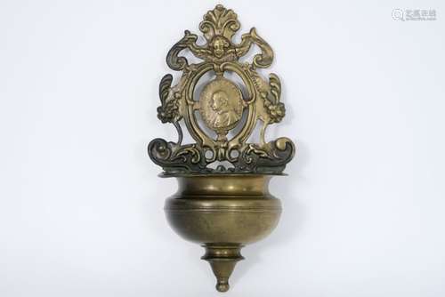 probably 17th Cent. holywater bassin with medaillon in brass - - Wellicht [...]