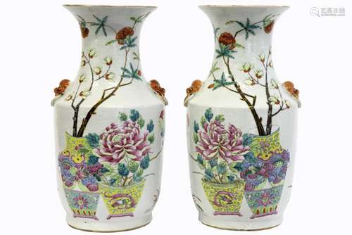 pair of antique Chinese vases in porcelain with a polychrome flower decor with [...]