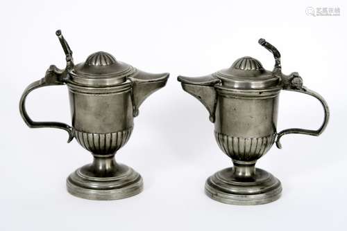 pair of antique liturgical pitchers (water and wine) in pewter - - Paar antieke [...]