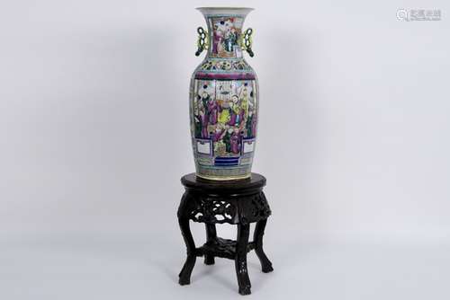 antique Chinese vase in porcelain with polychrome figure decor - sold with a Chinese [...]