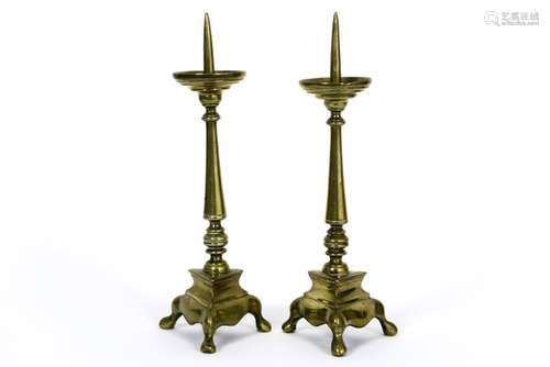 pair of 17th/18th Cent. church candlesticks with triangular base in brass - - Paar [...]