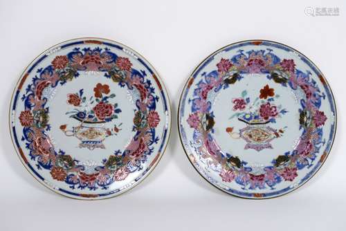 pair of 18th Cent. Chinese plates in porcelain with Famille Rose decor with jardinier [...]