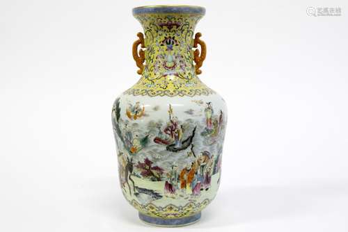 Chinese vase in marked porcelain with a Famille Rose decor with figures - - Mooie [...]