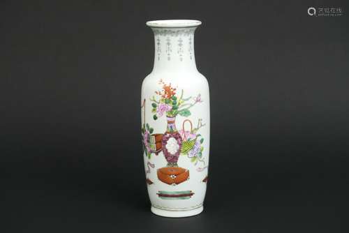 Chinese vase in marked porcelain with a 'Famille Rose' decor - - Chinese vaas in [...]