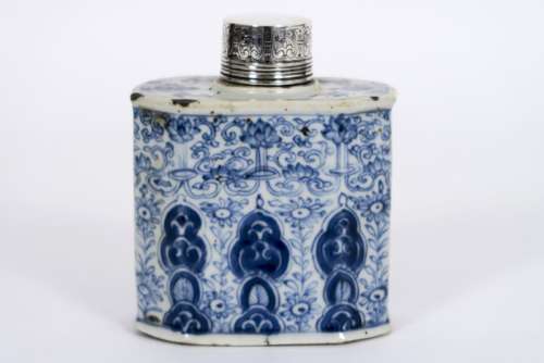 17th/18th Cent. Chinese teacaddy in porcelain with blue-white decor and with a silver [...]