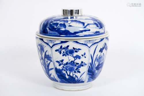 17th Cent. Chinese Kang Hsi lidded bowl in porcelain with a blue-white decor with [...]