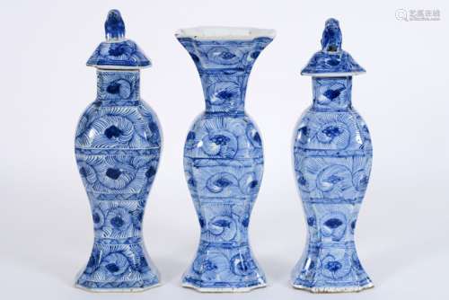 17th/18th Cent. Chinese 3pc Kang Hsi garniture in porcelain with blue-white peacock [...]