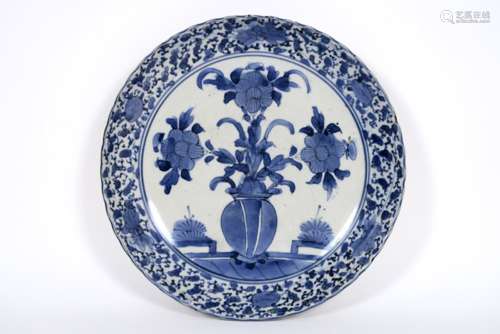 18th Cent. Chinese round dish in porcelain with blue-white decor with flowers - - [...]