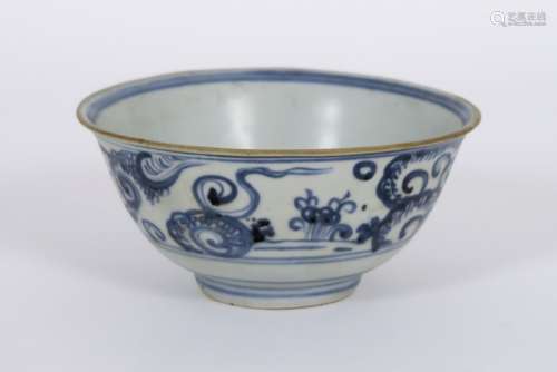 antique Chinese bowl in porcelain with blue-white decor with flowers - - Antieke [...]