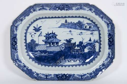 octogonal 18th Cent. Chinese dish in porcelain with blue-white landscape decor - - [...]