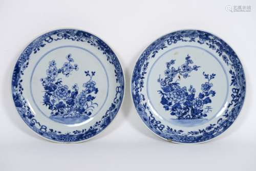 pair of 18th Cent. Chinese dishes in porcelain with blue-white decor with flower bush [...]
