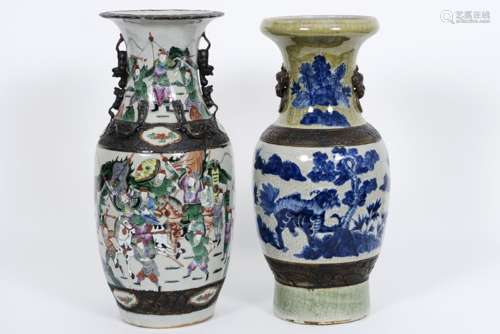 two Chinese 'Nankin' vases in porcelain, one with blue-white decor - - Lot van [...]