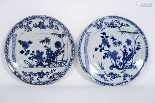 pair of 18th Cent. Chinese dishes in porcelain with blue-white decor with scroll - [...]
