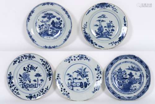 five 18th Cent. Chinese plates in porcelain with blue-white decor - - Lot van vijf [...]