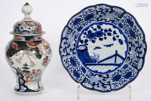 antique blue-white bowl and lidded Arita vase in Japanese porcelain - - Lot (2) [...]