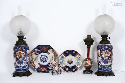 seven pieces of antique Japanese porcelain with a dish, a pair of small vases and a [...]