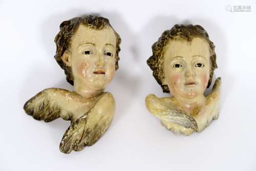 pair of antique baroque style angel heads in polychromed wood - - Paar antieke [...]