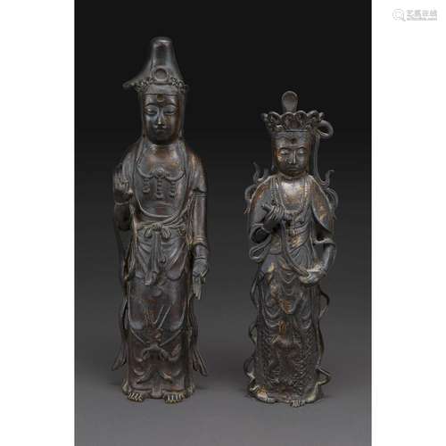 DEUX STATUETTES KANNON-AVALOKITESHVARAS DEBOUT en bronze de patine brune, anciennement laqué or, les yeux à demi-clos montrant...