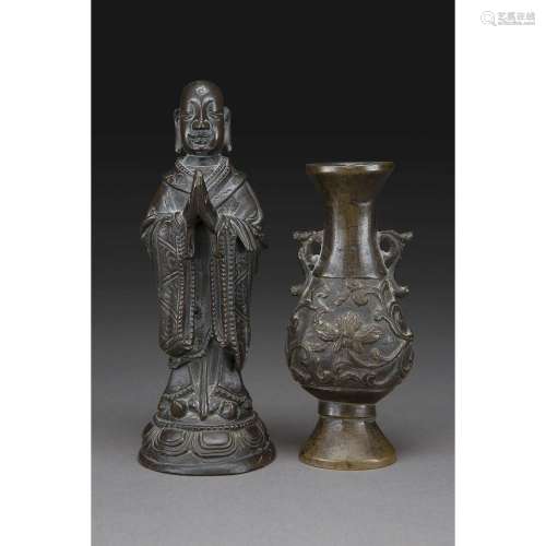 LOT DE DEUX OBJETS en bronze à patine brune, comprenant un vase à encens, orné de fleur de lotus ; une statuette représentant...