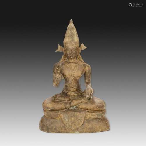 GRANDE STATUETTE DE BODHISATTVA en bronze de patine sombre infusée de beige, représenté assis en dhyanasana sur une base à ress...