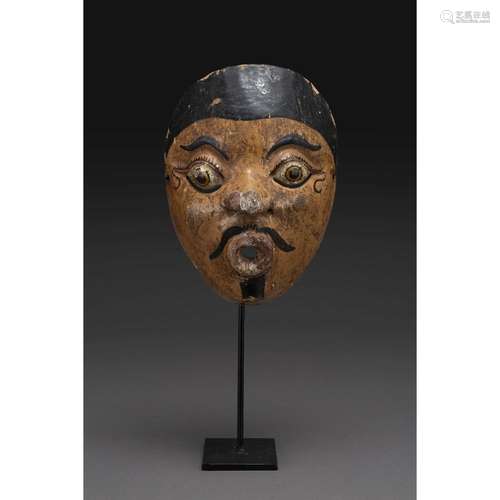 MASQUE TOPENG en bois peint, représentant un visage masculin soufflant. (Éclats, craquelure, usures de peinture). Indonésie,...