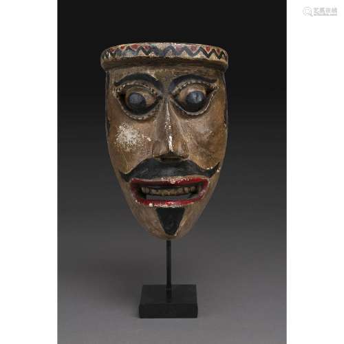 MASQUE TOPENG en bois peint, représentant un visage masculin la bouche ouverte. (Usures de peintures, éclats). Indonésie, Jav...