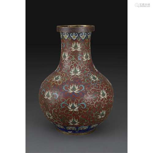 VASE BALUSTRE en bronze et émaux cloisonnés polychromes sur fond rouge foncé, à décor de lotus parmi des rinceaux feuillagés, u...