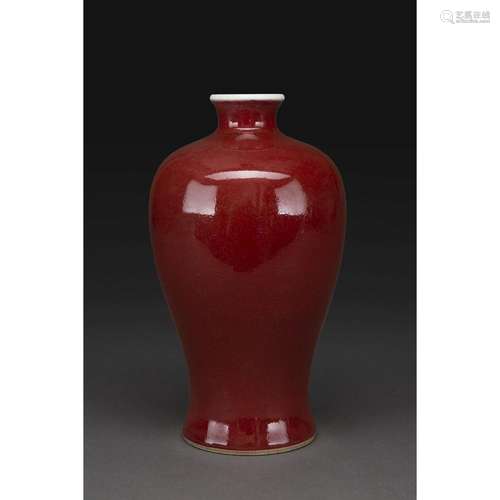 VASE MEIPING en porcelaine et couverte sang de boeuf. Chine