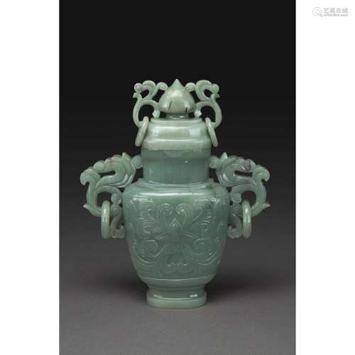 VASE COUVERT en jade néphrite céladon