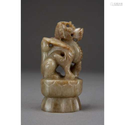 STATUETTE DE CHIMÈRE AILÉE BIXIE en jade néphrite beige