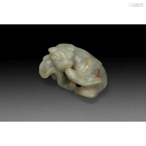 SUJET ANIMALIER en jade néphrite céladon légèrement veiné de rouille sculpté et gravé