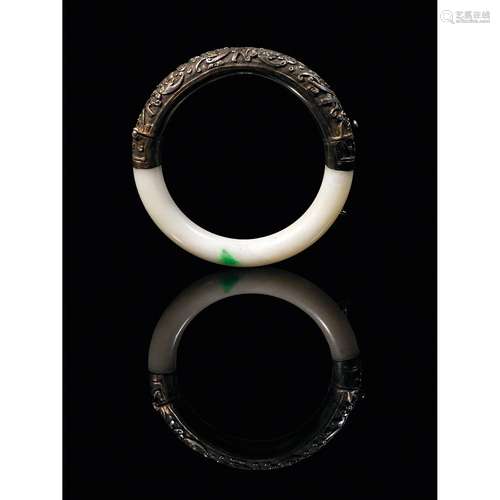 BRACELET JONC en jadéite blanc céladonné éclaboussé de vert pomme et argent