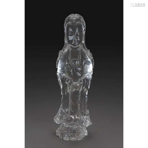 STATUETTE DE GUANYIN en cristal de roche sculpté, figurée debout, enveloppée dans un ample manteau, les mains jointes sur l'abd...